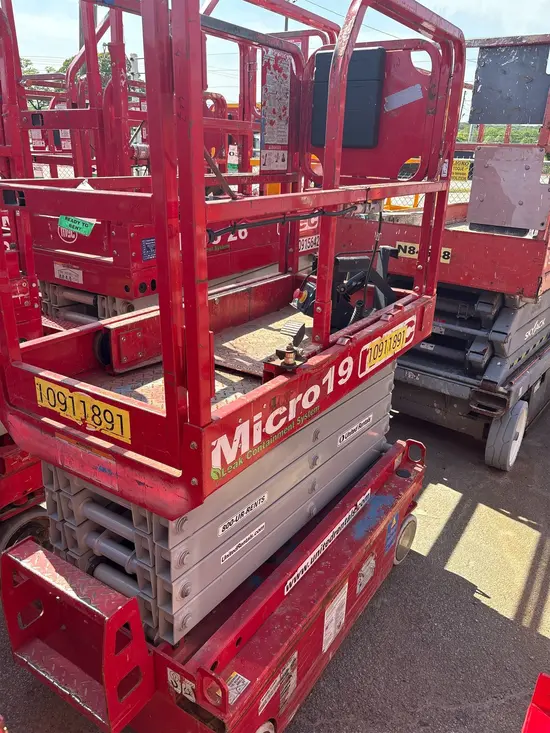 2019 MEC MICRO 19 Scissor Lift