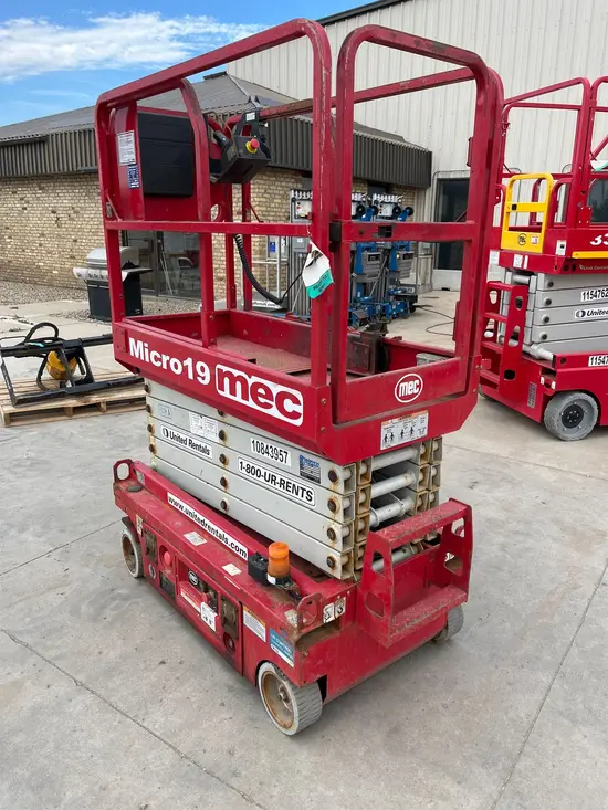 2018 MEC MICRO 19 Scissor Lift
