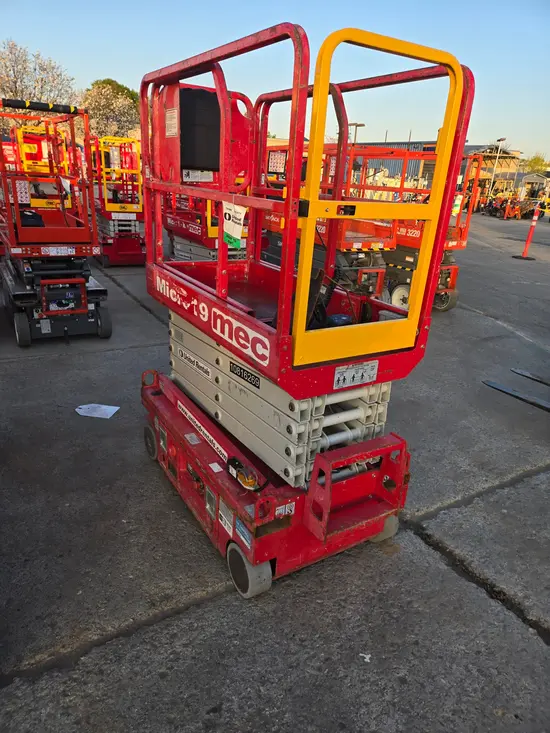 2018 MEC MICRO 19 Scissor Lift
