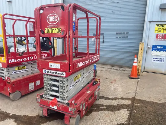 2017 MEC MICRO 19 Scissor Lift