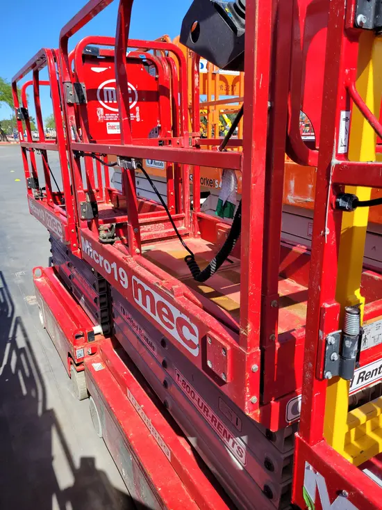 2018 MEC MICRO 19 Scissor Lift