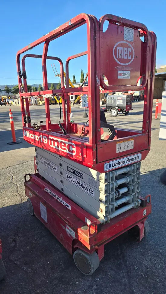2018 MEC MICRO 19 Scissor Lift