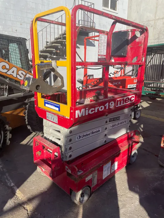 2018 MEC MICRO 19 Scissor Lift